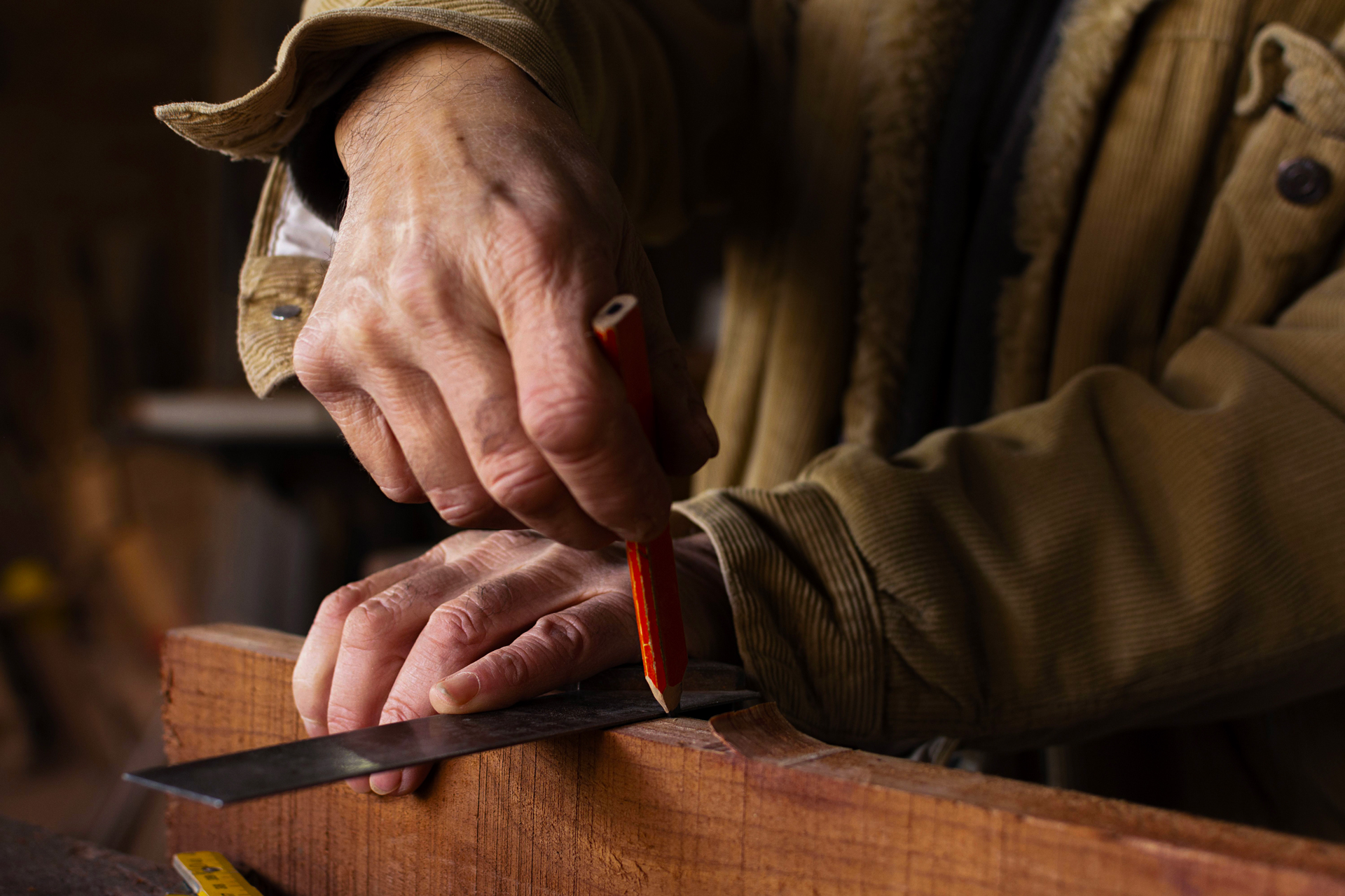 handyman-making-pencil-line-wood